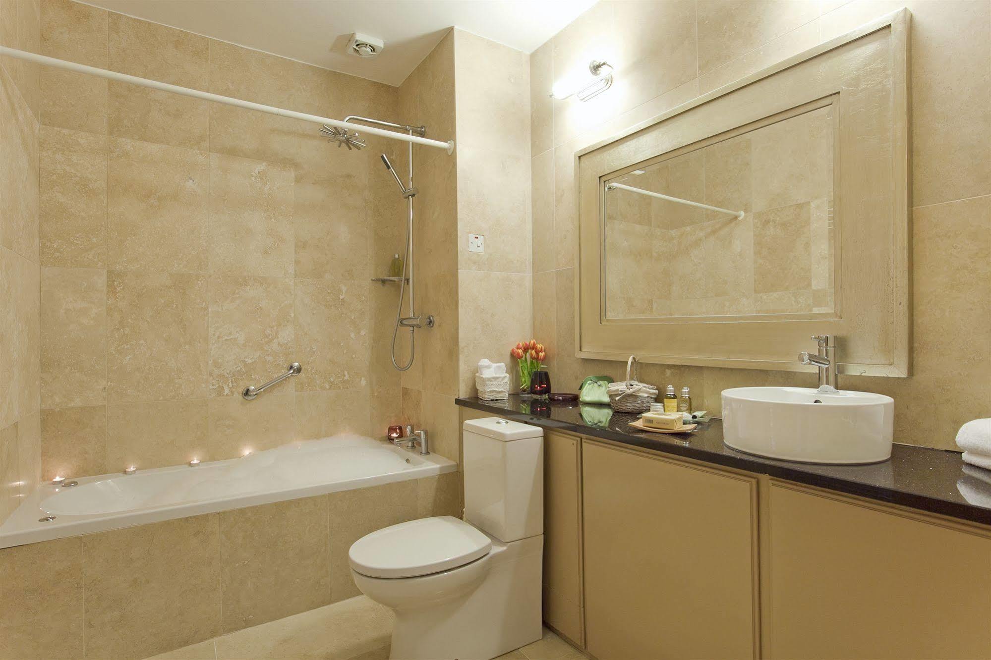 Riverside Park Hotel Macroom Dış mekan fotoğraf